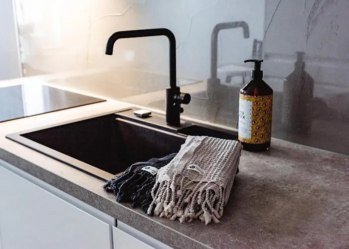 شقة 90m2 On Pedestrian Street On Floor, Penthouse Suite, Great View! Incl Linen And *